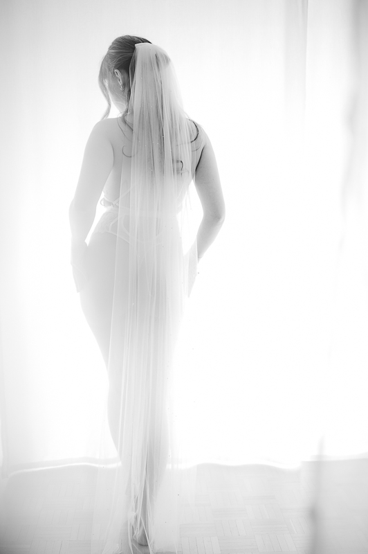 sensual Braut Boudoir schwarz-weiß